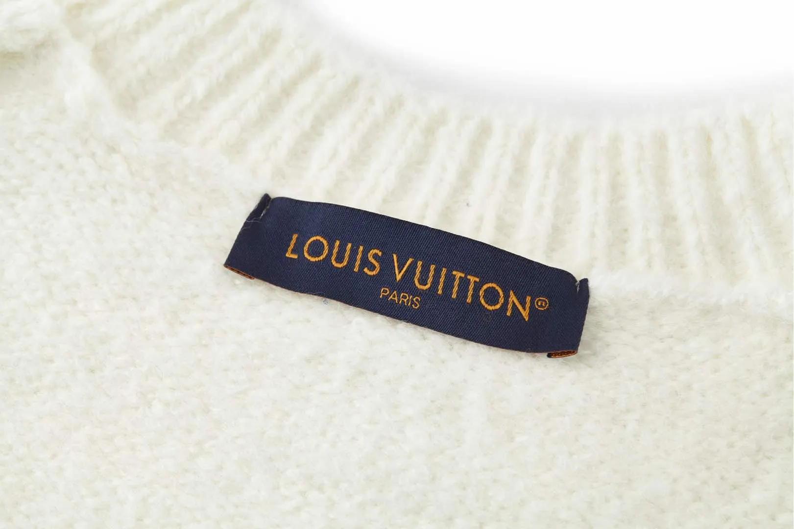 🅿️500 1v 25SS mirror logo intarsia sweater (off-white) originally purchased for 10,800, new color in 25 years, custom-woven and dyed sheep wool 55%, yak hair 21% nylon 20% Spandex 4% wool looped yarn, looped yarn has high ductility and good elasticity. It is different from the non-elastic version on the market. The special washing process is very soft and skin-friendly. It is a 3-needle knitting process. The thickness of each stitch of the intarsia on the clothes logo is consistent with the original version. The back logo is a mirror intarsia. The upper body is skin-friendly and versatile. It is an autumn and winter item that can be worn in front of others. Size:S-M-L